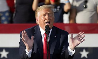 US-Präsident Donald Trump, hier bei einem Wahlkampfauftritt in Florida, hat bereits mehrfach das System der Briefwahl angezweifelt. - Picture Alliance