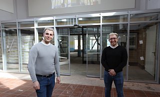Orhan Bro (l.) und Dimitrij Nikulicev vor ihrem neuen Bioladen im Bahnhof - im August soll Eröffnung sein. - Nicole Sielermann