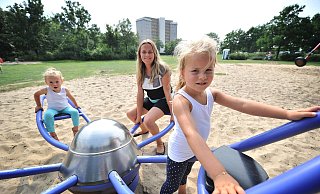 Stammgäste: Elise (2) und Melina (4) kommen oft mit ihrer Mama Evelyn Tselepis auf den Spielplatz. Nur an heißen Tagen ist es ihnen zu sonnig hier. - Andreas Frücht