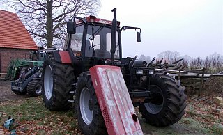 Die Polizei Minden-Lübbecke entdeckte vier mutmaßlich gestohlene Traktoren auf dem Gehöft in Levern. - Polizei Minden-Lübbecke