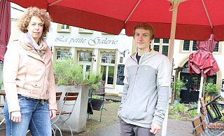Bettina Lichte, Leitung der Frühschicht, und Juniorchef Malte Ewers von der Kleinen Galerie hoffen zum Start auf gutes Wetter. - Holger Kosbab