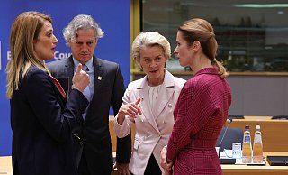 EU-Parlamentspräsidentin Roberta Metsola (v.l.), Sloweniens Ministerpräsident Robert Golob sowie EU-Kommissionspräsidentin Ursula von der Leyen und die estnische Ministerpräsidentin Kaja Kallas auf dem EU-Gipfel in Brüssel. - Olivier Matthys/AP/dpa