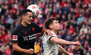 Leverkusens Lucas Vázquez und Gladbachs Lukas Ullrich kämpfen um den Ball. - Federico Gambarini/dpa
