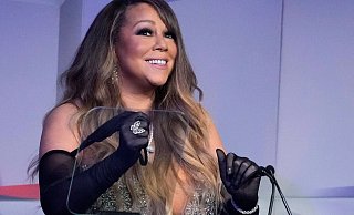 Mariah Carey hat das Rentier gesattelt. - Charles Sykes/Invision/AP/dpa