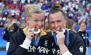Marina Hegering (r.) holte 2024 mit Deutschland Olympia-Bronze in Paris. - Marcus Brandt/dpa