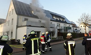Als die Feuerwehr eintraf, quoll dichter Qualm aus dem Erdgeschoss. - Michaela Bast