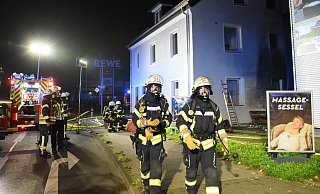 Neben den Kräften der Berufsfeuerwehr war auch der Löschzug Sieker der Freiwilligen Feuerwehr vor Ort.  - Barbara Franke