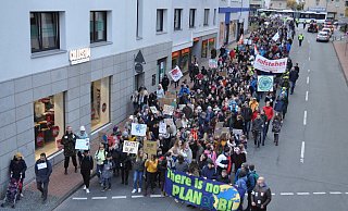 Die Teilnehmer zogen lautstark durch die Paderborner Innenstadt. - Julia Lichtnecker