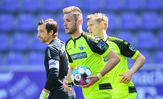 SCP-Stürmer Dennis Srbeny (M.) hat soeben den 1:2-Anschlusstreffer erzielt. Es ist der Startschuss für eine Paderborner Torgala, die Aues Torwart Martin Männel (l.) nicht so schnell vergessen wird. - picture alliance