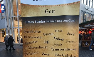 Auf den großen Rollups, mit denen Jesus-t.de in der Innenstadt wirbt, wird Homosexualität mit Mordlust, Betrug und Diebstahl gleichgestellt. "Denn alle haben gesündigt", steht darunter. Viele Glaubensinitiativen nuutzen diese Art der Banner - aus einem ganz bestimmten Grund. - privat
