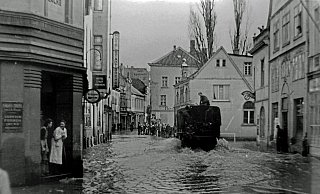 Ein verheerendes Hochwasser hatte die Stadt heimgesucht. Durch die Fluten fuhr ein Lkw. - Archiv Ulrich Stille
