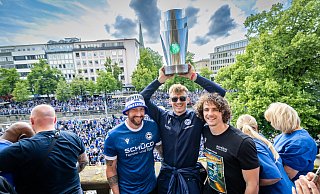 Die Mega-Party der Arminia steigt auf dem Rathausbalkon. - Sarah Jonek
