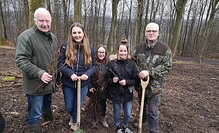 Der Waldbeauftragte der Landwirtschaftsministeriums Cajus Caesar (von links) mit den Schülerinnen Sophia, Nina ­und Samantha sowie Sponsor Alain Paul, der insgesamt 2.500 Setzlinge Traubeneichen, Buchen und Küstentannen zur Verfügung stellte. - Hermann Ludwig