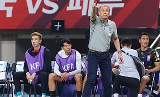 Trainer Jürgen Klinsmann (vorne) steht seit Anfang des Jahres bei Südkorea an der Seitenlinie. - Kim Do-hun/YONHAP/AP/dpa
