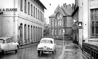 Auf der Freiheit: Der Renault ist gerade über die Aa-Brücke gefahren. - Foto: Georg Heese (Kommunalarchiv)