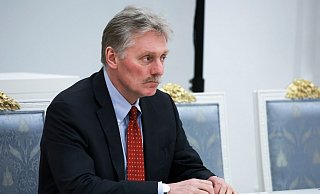 Kremlsprecher Dmitri Peskow rechnet damit, dass die USA die Ukraine in dem Krieg weiter unterstützen. (Archivbild) - Vyacheslav Prokofyev/Sputnik Kremlin Pool via AP/dpa
