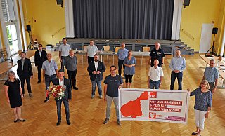 Bei der SPD-Stadtwahlkreiskonferenz wurde der amtierende Bürgermeister Bernd Dumcke (vorne 2.v.l.) als Bürgermeisterkandidat für die anstehende Kommunalwahl gewählt, ebenso die Ratskandidaten. - STEFANIE BOSS