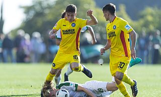 Im Januar 2017 kamen Marvin Mehlem (l.), der hier über den Bremer Jesper Verlaat springt, und sein Bruder Marcel (r.) für den KSC im Testspiel gegen Werder Bremen zum Einsatz. In einem Profi-Pflichtspiel standen die Brüder aber nie gemeinsam auf dem Platz. Am Samstag steigt in Paderborn nun das erste Duell zwischen den beiden Mehlems. - picture alliance / GES/Helge Prang
