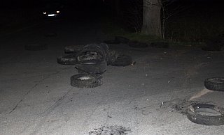 Gefährlich: Unbekannte lagerten eine Vielzahl von Altreifen auf einer unbeleuchteten Kreuzung in Alt-Espelkamp ab. - Polizei Minden-Lübbecke