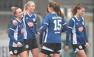 Jocelyn Hampel und Arminias Frauen freuen sich über einen klaren Derbysieg beim FSV Gütersloh. - Jens Dünhölter