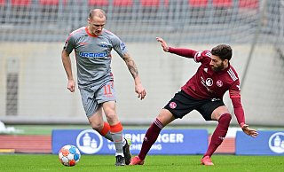Sven Michel (l) im Duell mit Nürnbergs Enrico Valentini. - picture alliance / Sportfoto Zink / Wolfgang Zink