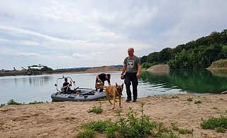 Mit Spürhunden wurde am Montag nach den beiden Vermissten gesucht - ohne Erfolg. - Ilja Regier