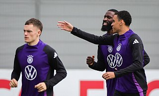 Antonio Rüdiger (M) stand erstmals mit den Teamkollegen während der EM-Vorbereitung auf dem Platz. - Christian Charisius/dpa