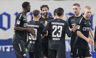 SCP-Angreifer Adriano Grimaldi (3. v. l.) hat soeben zum 1:0 in Magdeburg getroffen und nimmt die Glückwünsche seiner Teamkollegen (v. l.) Ilyas Ansah, Florent Muslija, Raphael Obermair, Felix Platte und Kai Klefisch entgegen. - dpa