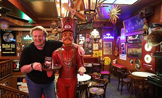 Brösel-Wirt Ralf Neumann hofft, dass die Bad Oeynhausener wieder mutiger werden und der Kneipe einen Besuch abstatten. - Nicole Sielermann