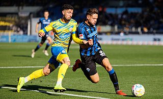 Paderborns Marcel Hoffmeier hatte oft Probleme mit dem schnellen Braunschweiger Fabio Kaufmann (l.). - dpa