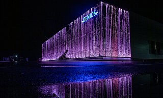 Durch die LED-Leuchten lassen sich an der Denios Fassade eine Million Farben in Rot, Grün, Blau und Weiß erzeugen. - Lino Mirgeler