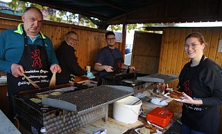 Kartoffelpuffer sind ebenfalls wieder ein Renner beim Bürener Kartoffelmarkt. Angeboten werden sie von der Laienspielschar aus Siddinghausen. Hubert Vollmer Erik van Alpen (v. l.), Marvin Rachner und rechts Miriam Brunnert managen den Verkauf. - Büttner