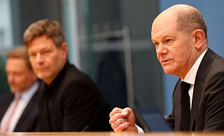 Olaf Scholz (v.r.), Robert Habeck und Christian Lindner stellen den Fragen der Medien. - AFP