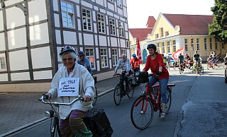 Trotz Corona finden sich rund 150 Teilnehmender zur diesjährigen Rad-Demo in Herford zusammen. - Jan-Henrik Gerdener