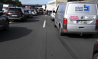 Bei einem Unfall auf der A2 bei Rheda-Wiedenbrück am Freitagmorgen sind drei Menschen schwer verletzt worden. - Andreas Eickhoff