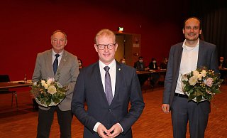Vereidigt: Bürgermeister Thomas Meyer (vorn, SPD). Seine Stellvertreter sind Hans-Ulrich Tuxhorn (l., SPD) und Philip Kleineberg (CDU). - Ekkehard Wind
