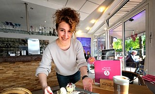 Die meisten Eisdielen in Gütersloh bleiben während der kalten Jahreszeit geöffnet, auch das Eiscafé Pink Pinguin. Inhaberin Tanja Cilgin bietet neben Eis in der Nebensaison auch heiße Waffeln, Apfelstrudel, Flammkuchen. - Andreas Frücht