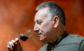 Janusch Brodnicki hat schon immer gerne Dinge kreiert und entwickelt. Seit einigen Jahren liegt sein Hauptaugenmerk dabei auf Likören. - Stefan Derschum