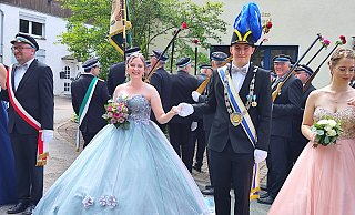 Finn und Marion Nolte bezaubern als Königspaar in Lütgeneder. - Nicole Kuper