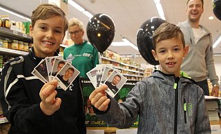 So sehen sie aus: Hanna Klostermann und Laurenz Neugebauer zeigen die Tengeraner Sticker Stars. - Klaus Frensing