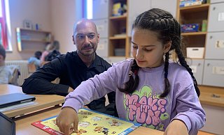 Konzentriert bei der Sache: Kayla arbeitet an ihrem Platz mit einem Puzzle und ist gut angekommen in ihrer neuen Klasse an der Mamre-Patmos-Schule. Das freut ihren Papa Fatih Dogan sehr. - Ivonne Michel