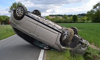 Das Auto kam durch die Ablenkung von der Straße ab und überschlug sich. - Polizei Herford