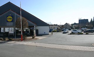 Der Lidl-Markt an der Bahnhofstraße wird bald abgerissen. An der Stelle soll bis Weihnachten eine neue Filiale entstehen. - Johannes Büttner Der Lidl-Markt an der Bahnhofstraße wird bald abgerissen. An der Stelle soll bis Weihnachten eine neue Filiale entstehen. - Johannes Büttner