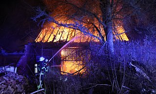 Das Nebengebäude eines landwirtschaftlichen Anwesen am Uffelner Weg in Möllbergen stand bei Eintreffen der Feuerwehr in Vollbrand. - Feuerwehr Porta/Michael Horst