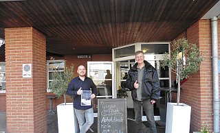 Martin Heuschkel (r.) hat Gastwirt Dimitrios Papadakis vom Restaurant "Ambrosia" einen Verkaufstresen am Eingang aufgebaut, so dass der Wirt jetzt einen Abholservice anbieten kann. - privat