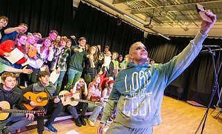Frontmann Chris Harms von der deutschen ESC-Band Lord Of The Lost in der deutsch-britischen St. Hildas High School. - Peter Kneffel/dpa
