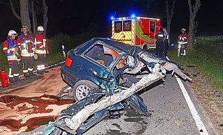 In zwei Teile gerissen wurde ein Audi A4 bei einem Verkehrsunfall auf der Dörenhagener Straße (K2) in Höhe Schloß Hamborn. - Ralph Meyer