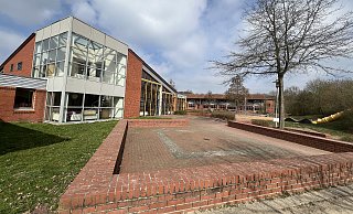 In der früheren Grundschule im Erlengrund in der Gabelhorst ist auch das Nachbarschaftszentrum beheimatet. - Kirsten Tirre