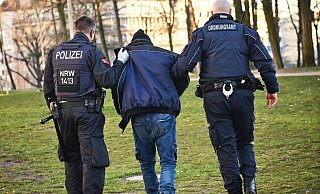 Ein Polizeieinsatz an der Bielefelder "Tüte": Der Angeklagte ohne gültigen Aufenthaltstitel war ins Drogenmilieu abgerutscht. Dann kam es zum Messerangriff in der Nahariyastraße. - Symbolfoto: Barbara Franke