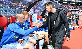 FCN-Coach Miroslav Klose klatscht am 19. April 2025 vor dem Paderborner Gastspiel in Nürnberg mit den SCP-Ersatzspielern (v. l.) Sven Michel und Laurin Curda ab. - Picture Alliance